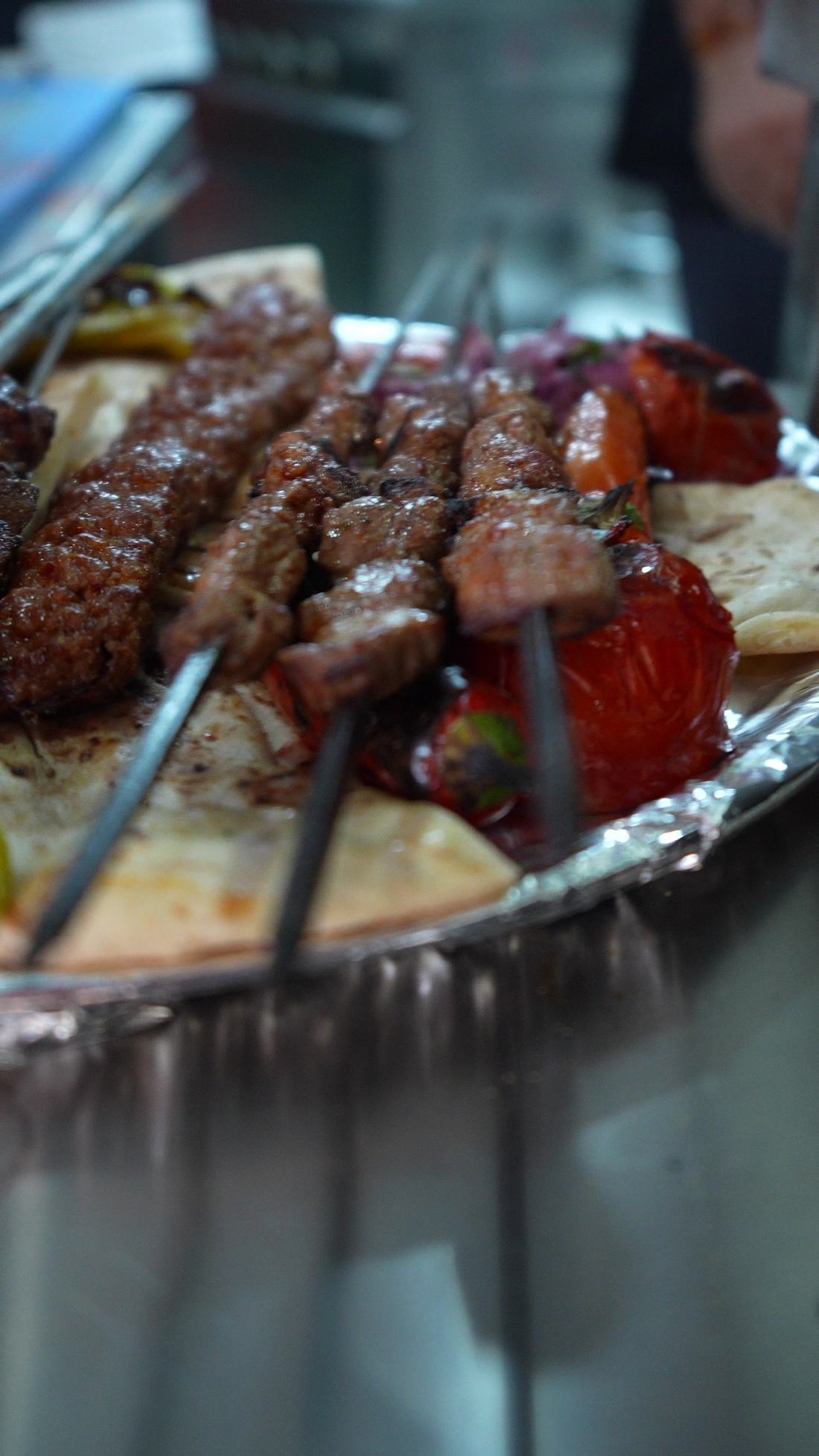 Tepsi üzerinde közlenmiş domates ve biberle şiş kebaplar