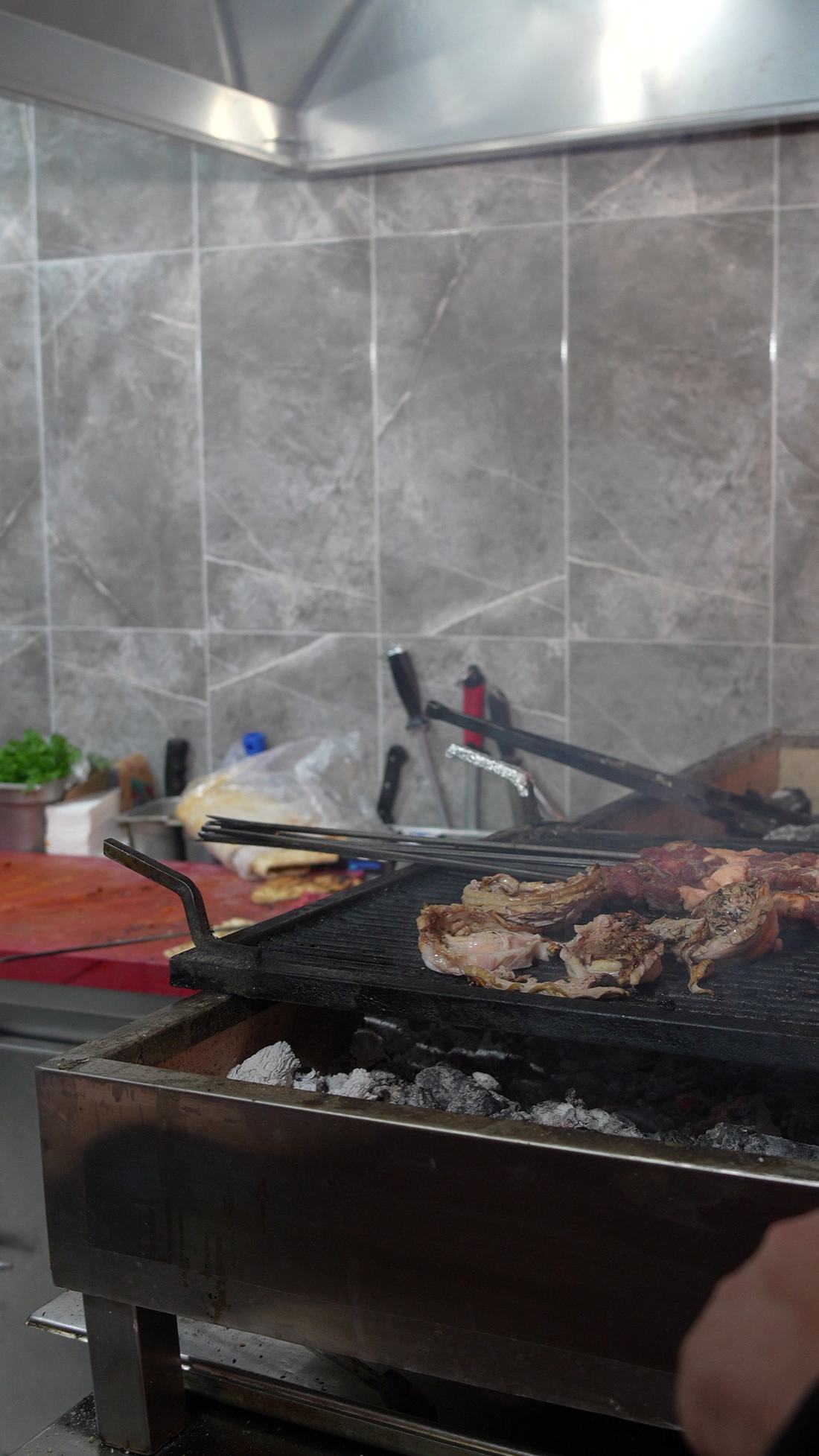 Mermer fayanslı mutfakta kömür ızgarada pişen etler
